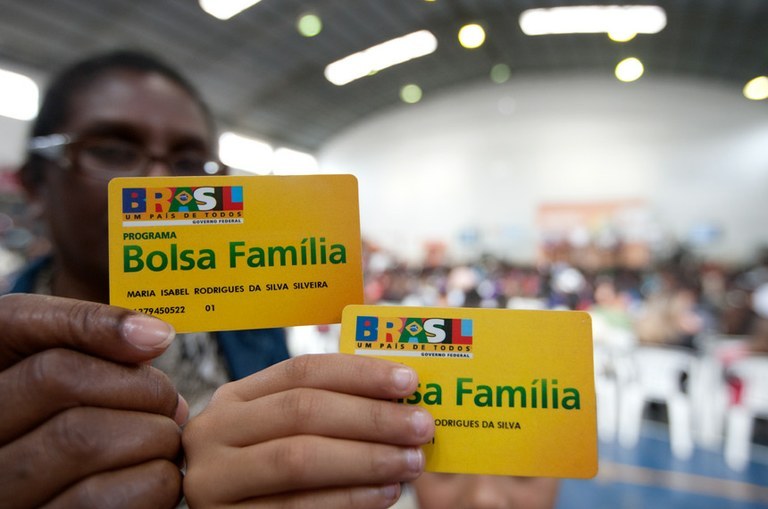 L'attributo alt di questa immagine è vuoto. Il nome del file è Bolsa-Familia-Foto-Divulgacao-Portal-Brasil.jpeg
